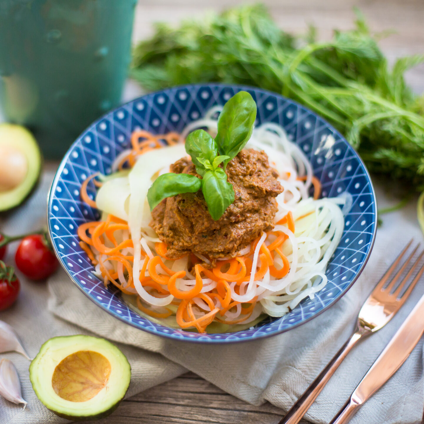 Gemüsespaghetti mit Avocado Pesto
