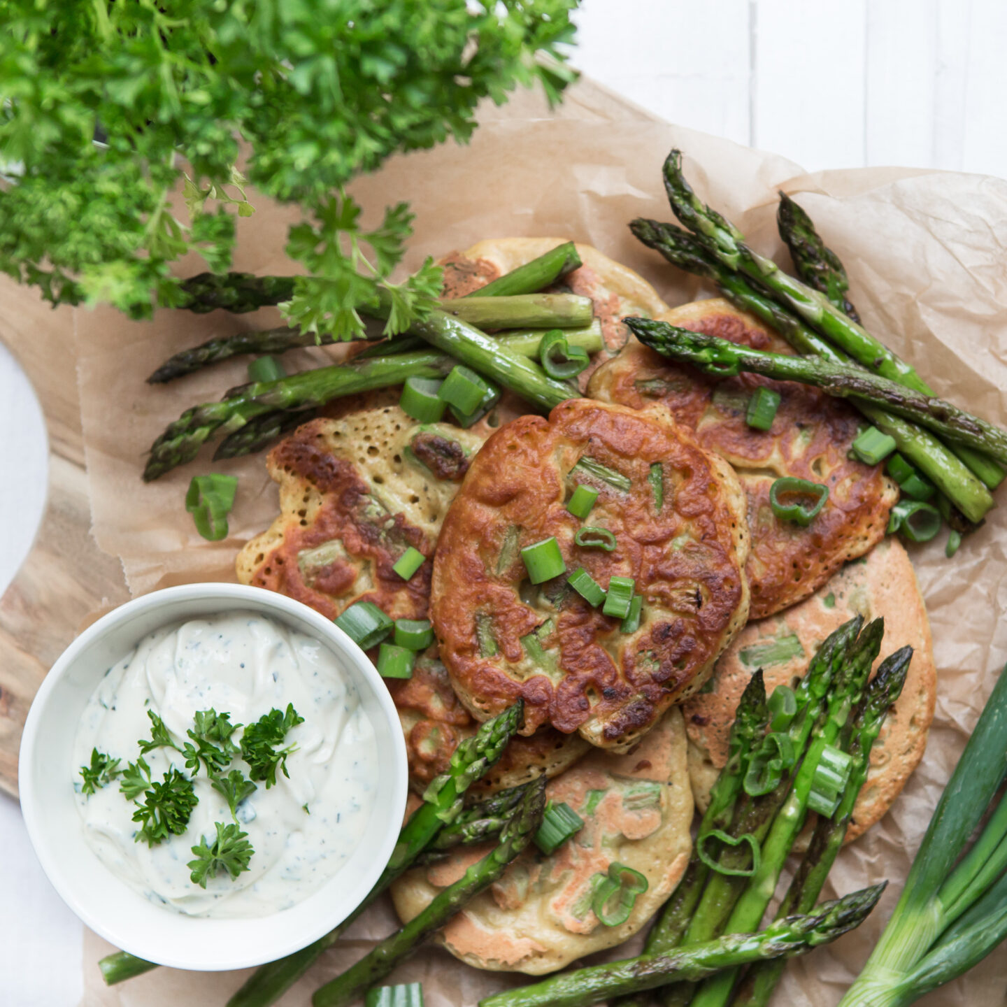 Herzhafte Pancakes mit grünem Spargel